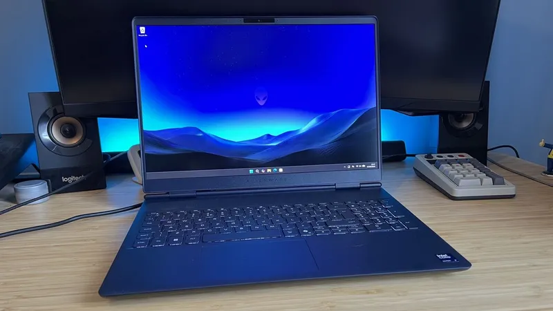 Alienware 16X Aurora (2026): Zurück in der Mittelklasse, mit OLED und RAM-Alternative
