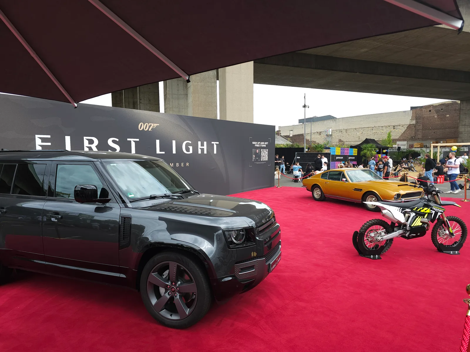 Gamescom 2025: 007 First Light parkt einen Aston Martin auf der Aussenflaeche