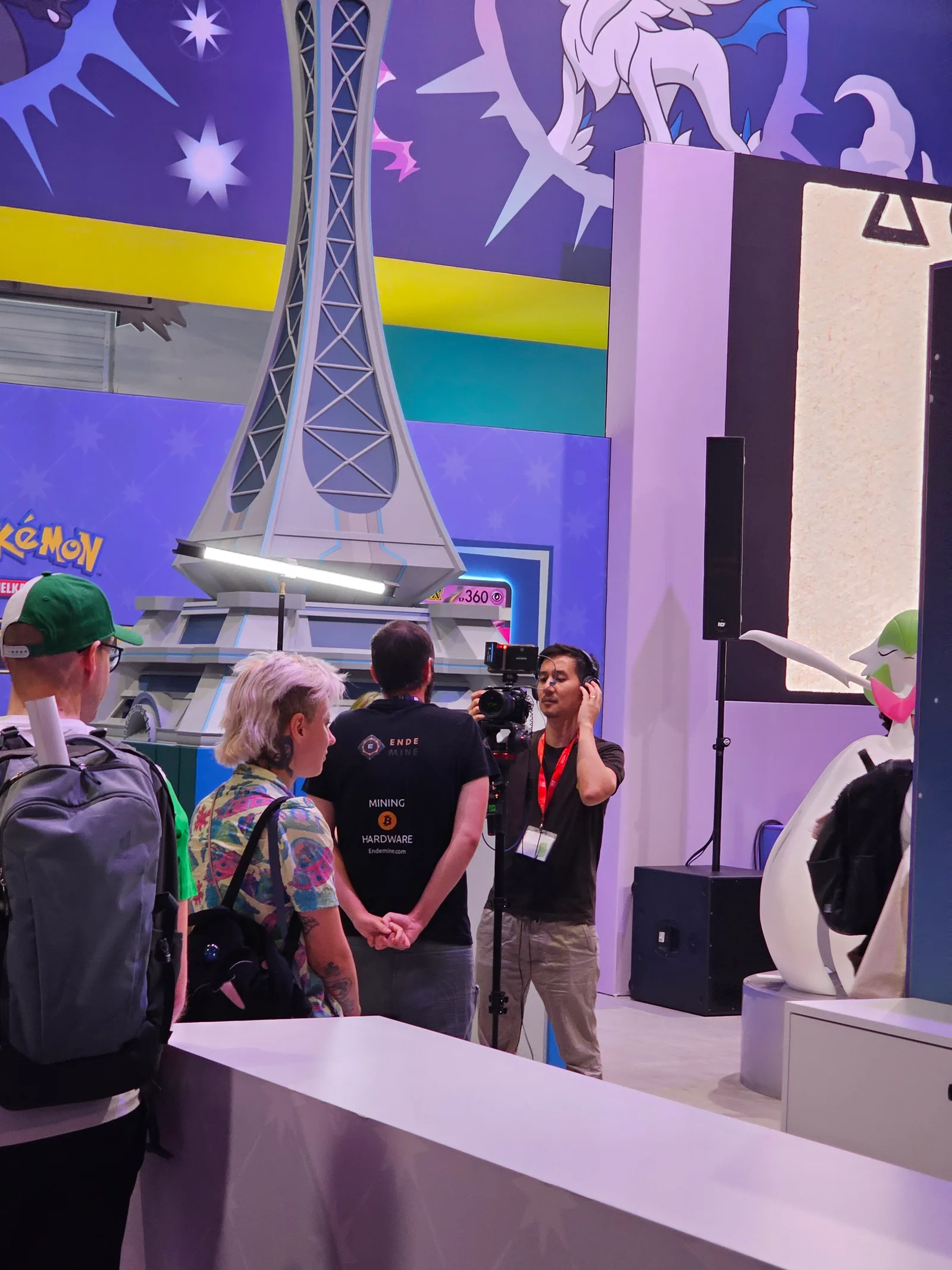 Gamescom 2025: Pokemon-Stand, Mega-Evolution und ein Mikro vor der Brust
