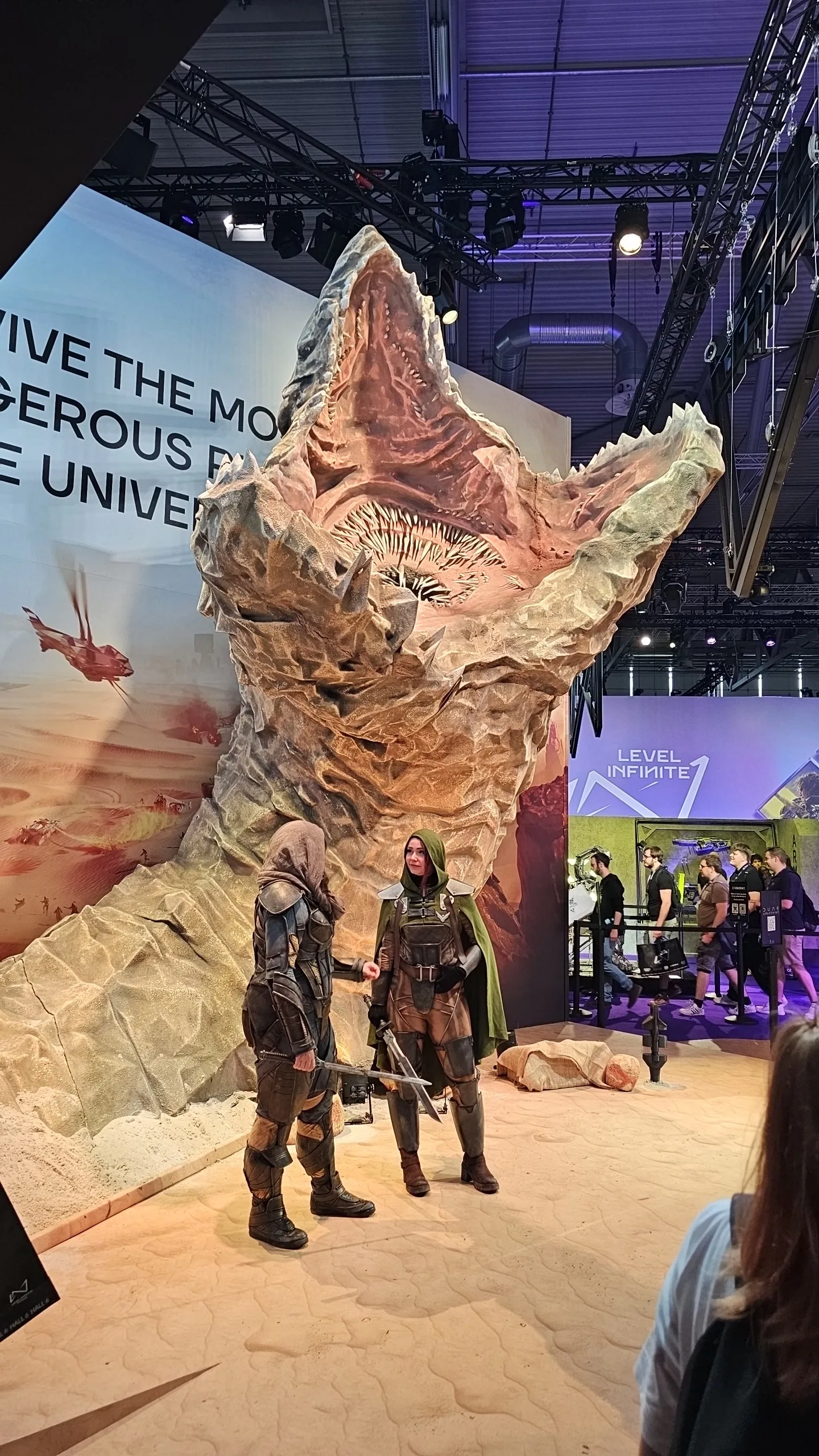 Gamescom 2025: Der Dune-Awakening-Sandwurm bricht aus der Wand