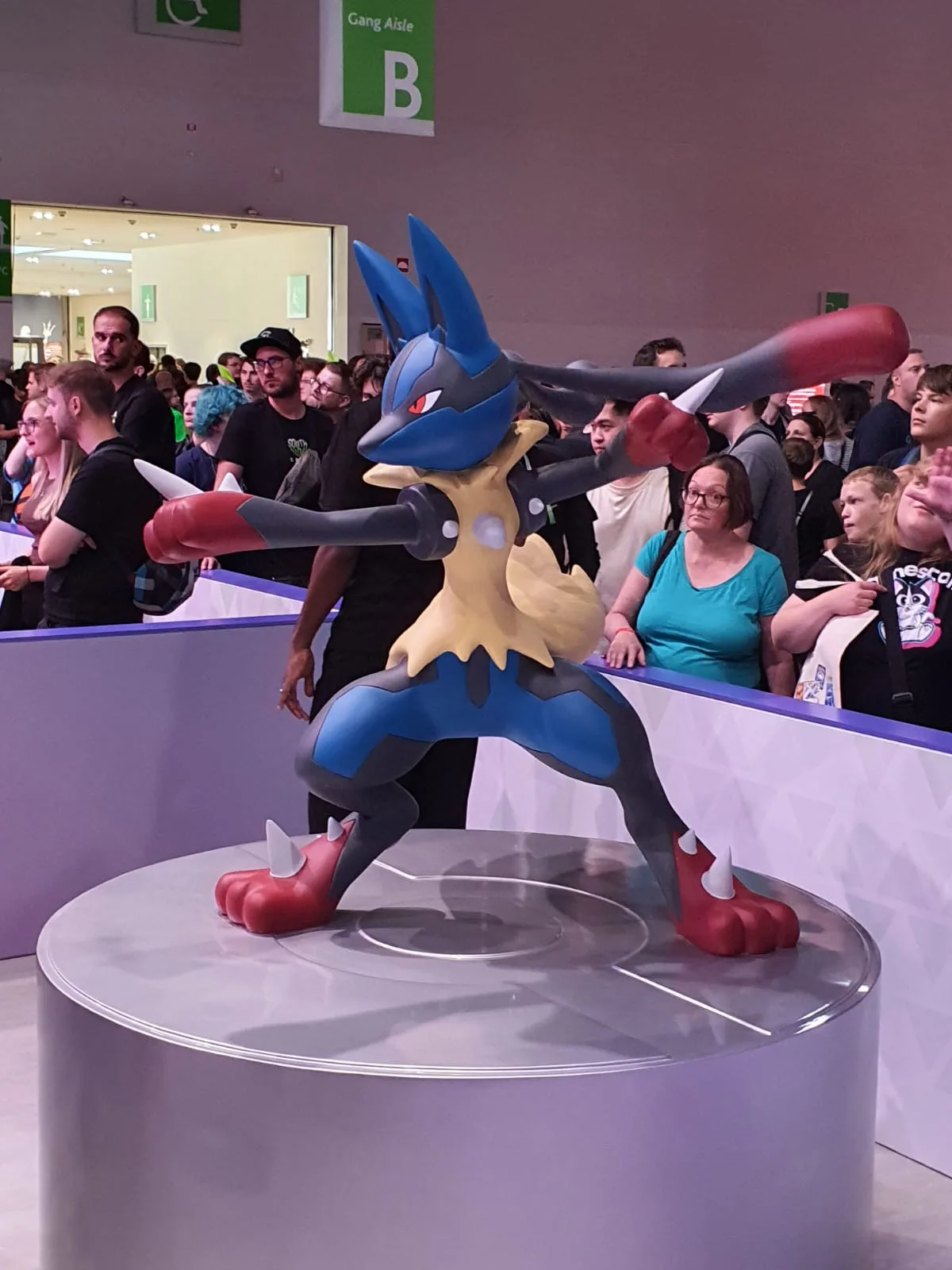 Gamescom 2025: Mega-Lucario steht in Halle 7 und macht Pose