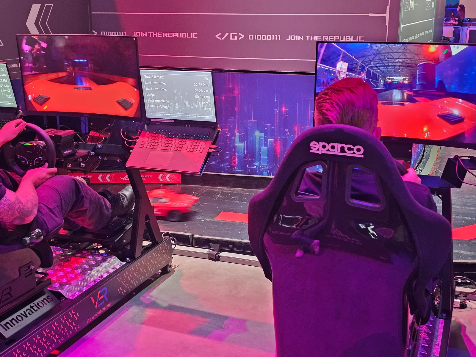 Gamescom 2025: Der ASUS-ROG-Sim laesst dich einen Lambo gegen die Wand fahren