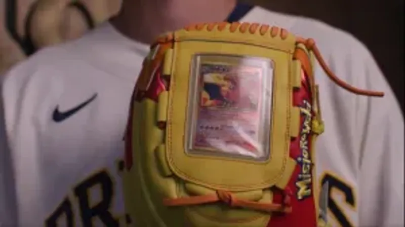 Glurak auf dem Mound: MLB-Star zeigt legendäres Pokémon-Sammelstück