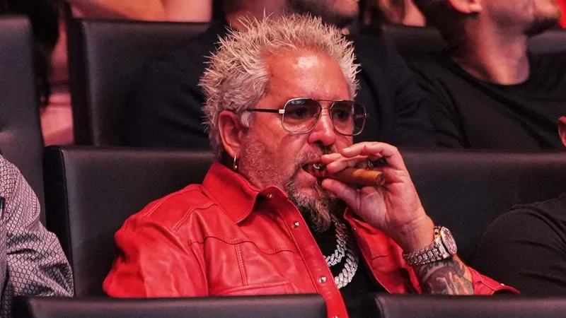 Guy Fieri und der große Schluck-Mythos: Warum das Internet an eine kulinarische Verschwörung glaubt
