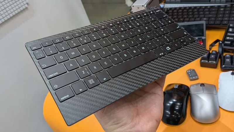 Keychrons Carbonfaser-Tastatur: Das dünnste Keyboard der Welt getestet