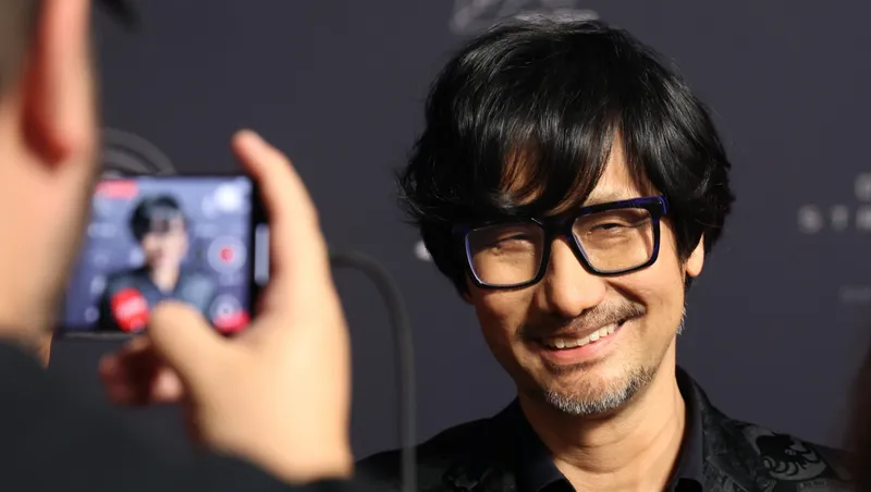 Kojima im Joy-Division-Shirt bei Sony: Silverhand-Scherze