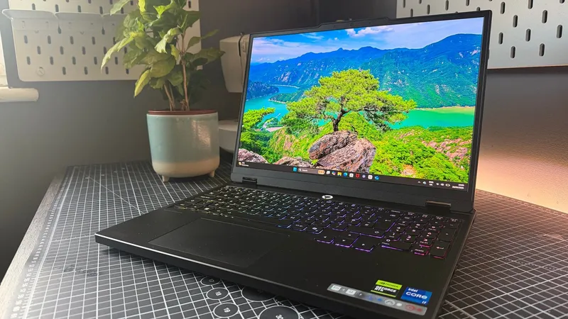 Lenovo Legion 5i Gen 10: Starker Screen zum fairen Preis