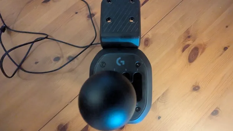 Logitech RS H-Shifter: Wenn der Schalthebel den Schreibtisch durchbohrt