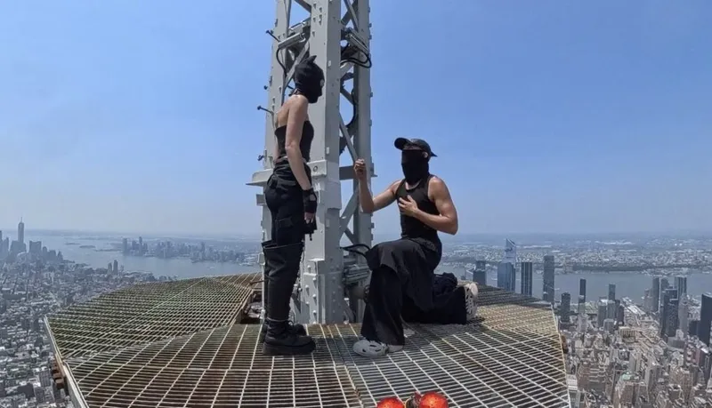 Netflix-Stars erklimmen Empire State Building, Hochzeit und Festnahme auf dem Dach