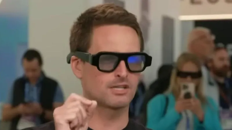 Snap enthüllt AR-Brille: CEO spricht von „angenehm zu tragen“, Video zeigt, wie die Ohrläppchen leiden